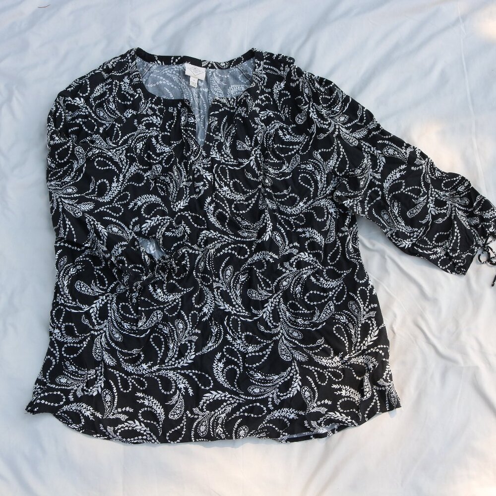 ST. JOHNS BAY BLACK AND WHITE WOMEN TOP